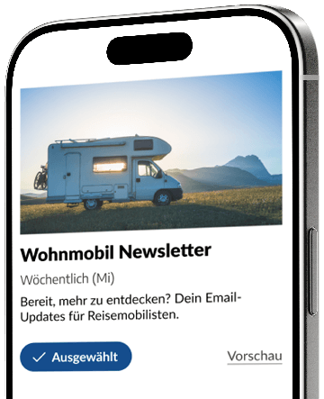 Ein Bild von einem Wohnmobil, das auf einer offenen Straße fährt und Reisen symbolisiert.